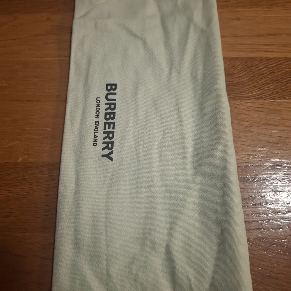 Burberry Logo Silicone Keyring and Charm - Picture 11 of 13